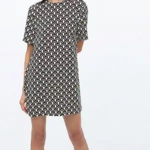  En  svart och vit kort klänning. Använd några ggr, inga anmärkningar 🌸märke: Zara 🌸storlek: M 🌸material: har tyvärr klippt bort lappen men gissar på polyester 