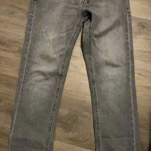 Jag tänkte sälja mina Jack & Jones jeans eftersom dem har blivit för små Dem är i mycket bra skick inga skador Modellen på jeansen heter tapered/Mike dem sitter som ett par slim jeans Nypris 600kr