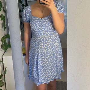 Blå klänning med vita blommor  - Blå klänning med vita blommor i storlek S 🩵 Ännu finare när man stryker den, nu har den legat i byrån ett år