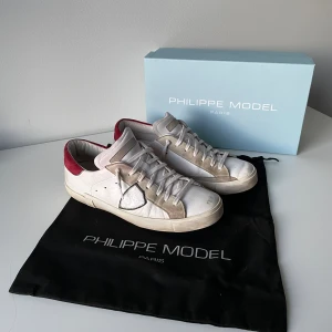 Philippe Model skor - Säljer nu dessa trendiga Philippe Model skor! Skorna är i storlek 42! Kvitto, dustbag, box och tags medkommer vid köp!  Hör gärna av dig om du har frågor!