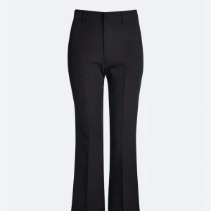 Kostymbyxa Wilma - Kostymbyxa ”Wilma” från Bikbok. Strl 38. Säljes då de är för stora för mig. 150kr