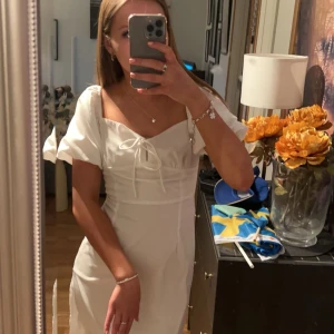 Vit klänning  - Jätte fin vit klänning. Använd vid 1 tillfälle, så som ny🥰 går att ha som off shoulder