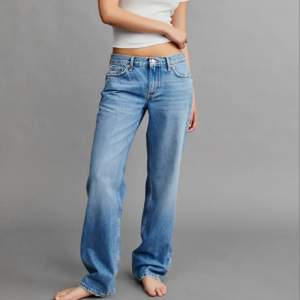 Skit snygga raka low waisted jeans som tyvärr inte kommer till användning. Endast använda en gång så som nya! skriv vid intresse eller för fler bilder. 