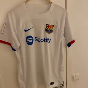 Barcelona FC bortatröja säsongen 2023/24. Riktigt schysst tröja i storlek L. Tröjan är replika och köpt på unisports shop. Inte använd många gånger. 
