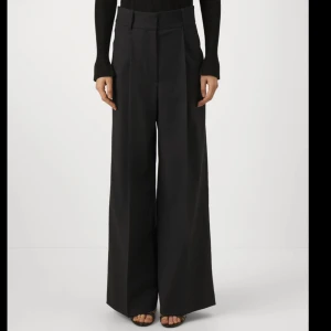 Tygbyxor - oanvänd - Lite baddystyle tygbyxor i färgen svart. Oanvänd. Dem är oversize i modell, sitter superfint🙌🏼 köpt för 399 säljer för 150kr då dem inte passar mig som den ska. Priset kan dock diskuteras