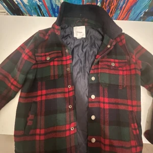 Kofta!❤️ - En väldigt skön och gosig Kofta! Den är ganska varm och passar väldigt bra till nu på våren. Den passar både tjejer och killar och är lite loose i storlek! ❤️