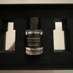 En passant 7ml Parfym - Parfym från Fredric Malles damkollektion. Har endast testat doften och den va lite för blommig för mig. Pris kan diskuteras vid snabb affär💖
