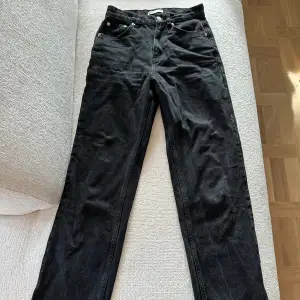 Svart/grå jeans med slits i benet från Ginatricot. Använda men bra skick 👏🏼. Så snyggt med slits i benet (se bild)!