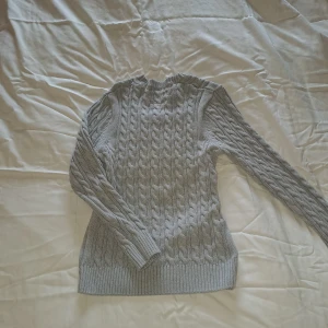 Stickad tröja 💕 - Supersött sticlad tröja i grå Säljer då den inte passar Bara anvönd ett fåtal gånger 💕