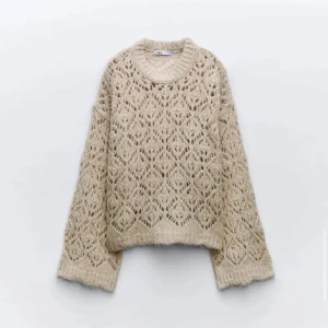 Stickad tröja - Jätte snygg häftig stickad tröja från Zara, nypris: 399kr. Storlek M men skulle säga att den är mer som en S🥰