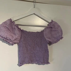 Lilla blus - En blus liknande tröja i storlek S men passar även en xs