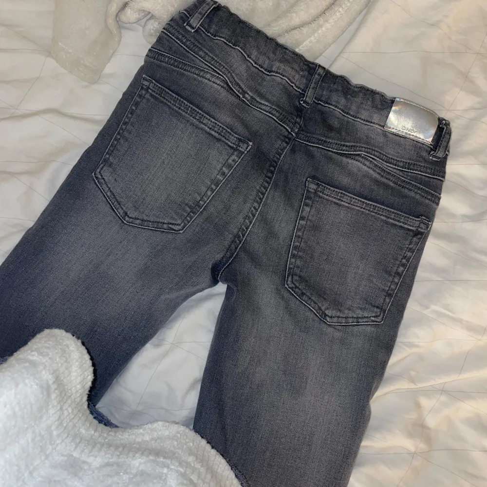 säljer nu mina jättefina only jeans i strl 158, gråa! dom är lågmidjade och bootcut💞 otroligt fint skick, använda fåtal gånger 💞 vid intresse/frågor/mer bilder kontakta 💞. Jeans & Byxor.