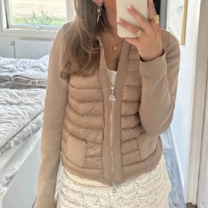 Moncler cardigan - Monclear cardigan i finaste färgen, kommer inte till använding. Jackan är u toppen skick och man kan skanna koden i jackan🥰