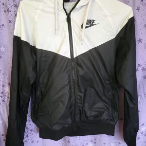 Nike Träningsjacka - Använd, men nästan som ny. 