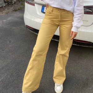 Gula Carin Wester jeans - Ett par gula jeans från Carin Wester i strl 36!💓