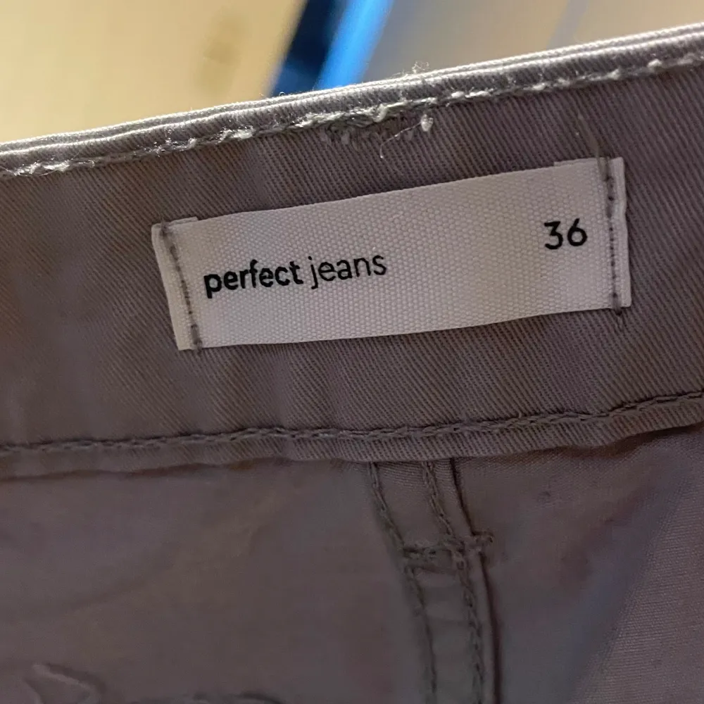 Säker ett par gråa cargo byxor från Gina Tricot, knappt använda och i helt nyskick!💕. Jeans & Byxor.