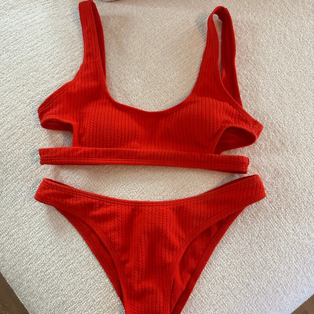 En röd bikini från Zaful! Snygga cut-outs på sidorna av överdelen 💃🏼. Sällan använd och såå fin färg 🙌🏼 49kr st för varje del, köp hela för 70kr. Övrigt.