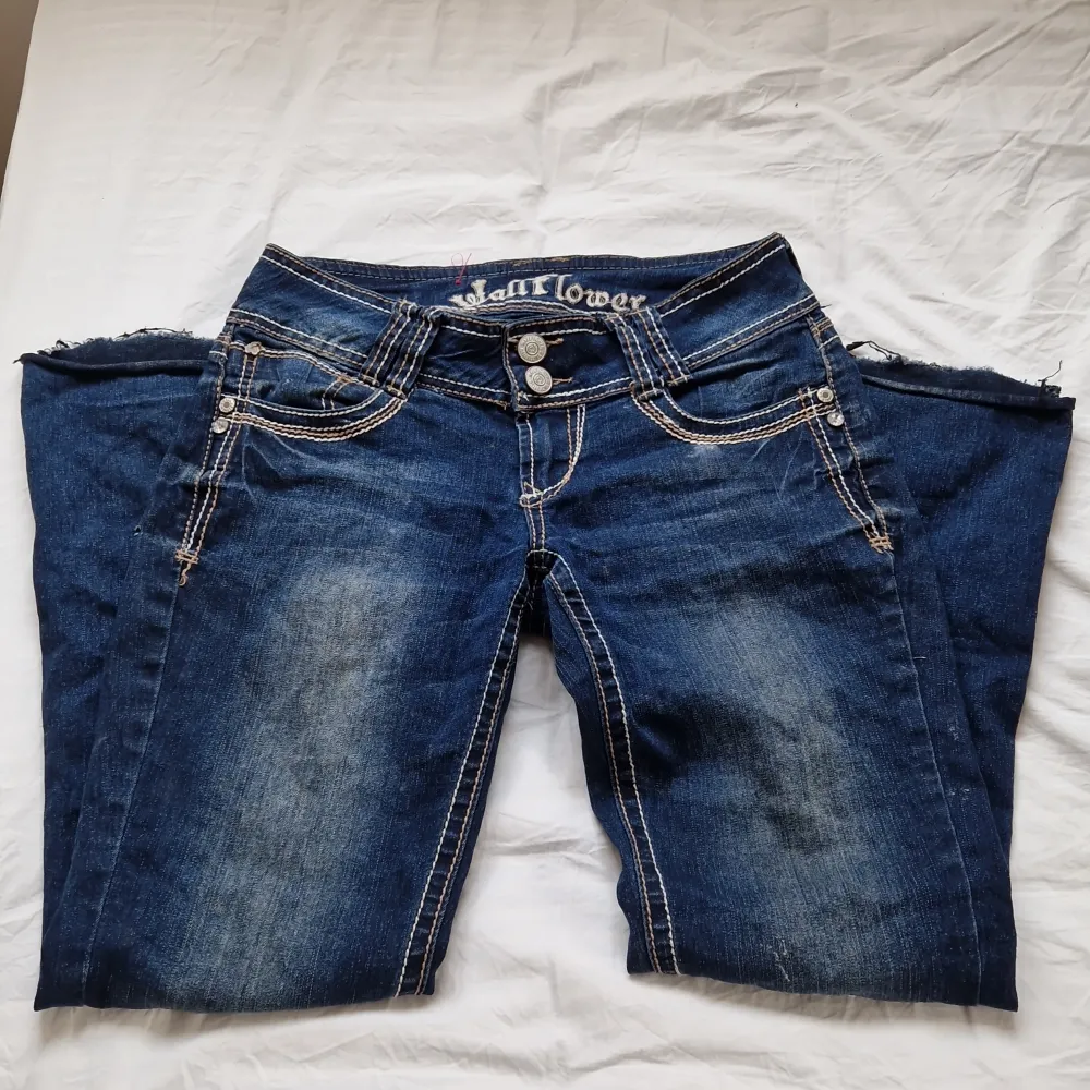 Jättefina lågmidjade bootcut jeans innerbenslängd 70cm  midjemått 81cm Säljer pga dom är förstora Skriv vid funderingar💗. Jeans & Byxor.