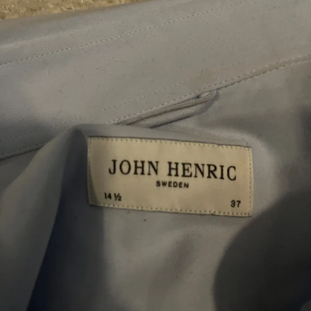Säljer den här riktigt fräscha skjortan från John Henric. Dem är i storlek 37 vilket passar dig med storlek S. Helt oanvänd dessutom. . Skjortor.