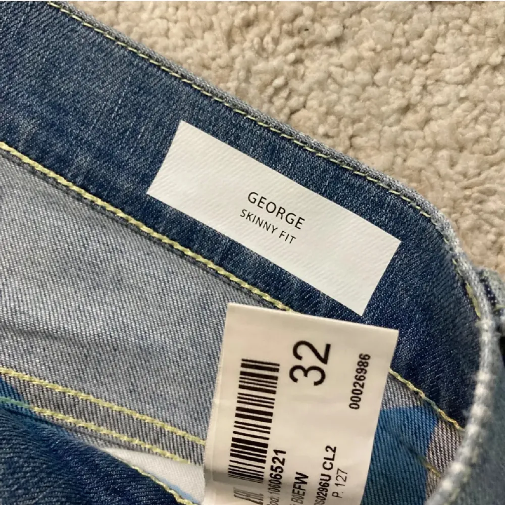 Tja, säljer nu dessa schyssta Dondup George! Jeansen är i ett mycket bra skick utan defekter! Storlek 32. Säljer pga att de är lite stora på mig. Kom gärna privat vid frågor! . Jeans & Byxor.