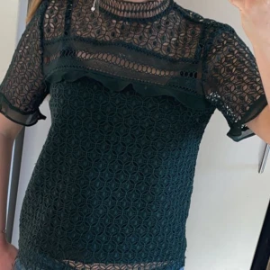 Zara topp - Super fin grön blus från zara jag inte änvänder tyvärr. Genomskinlig där bak men tyg där fram! Hör av er med frågor och tryck gärna köp nu💕💕