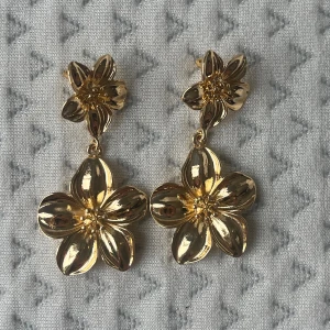 Blomörhängen  - Fina blomörhängen (aldrig använt)