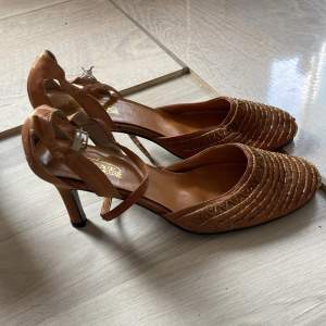  jättefina bruna klack skor i läder med fina detaljer och små guldbruna pärlor. Köpta från märket ”Spot On” och skorna är i superbra skick!💗