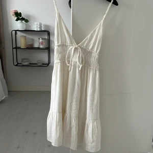 Klänning  - Gullig klänning som ser mycket mindre ut än vad den egentligen är. Skriv för bilder på 