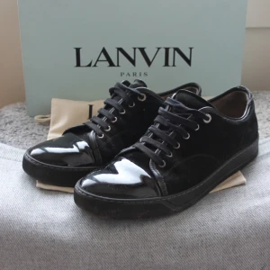 Lanvin - Säljer dessa feta och eftertraktade Lanvins, i en sällsynt svart färg😎👍Storlek: UK9 dvs 43-44, Låda, dustbags och extra snören tillkommer. Skorna och Cap toe är i fint skick, men slitna sulor på insidan. Perfekta skor nu till sommaren☀️😎