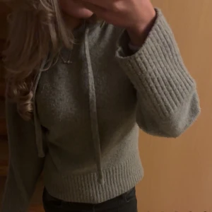 Zara hoodie - Säljer min zara hoodie eftersom jag inte använder den längre.  Knappt använd  Inga defekter!