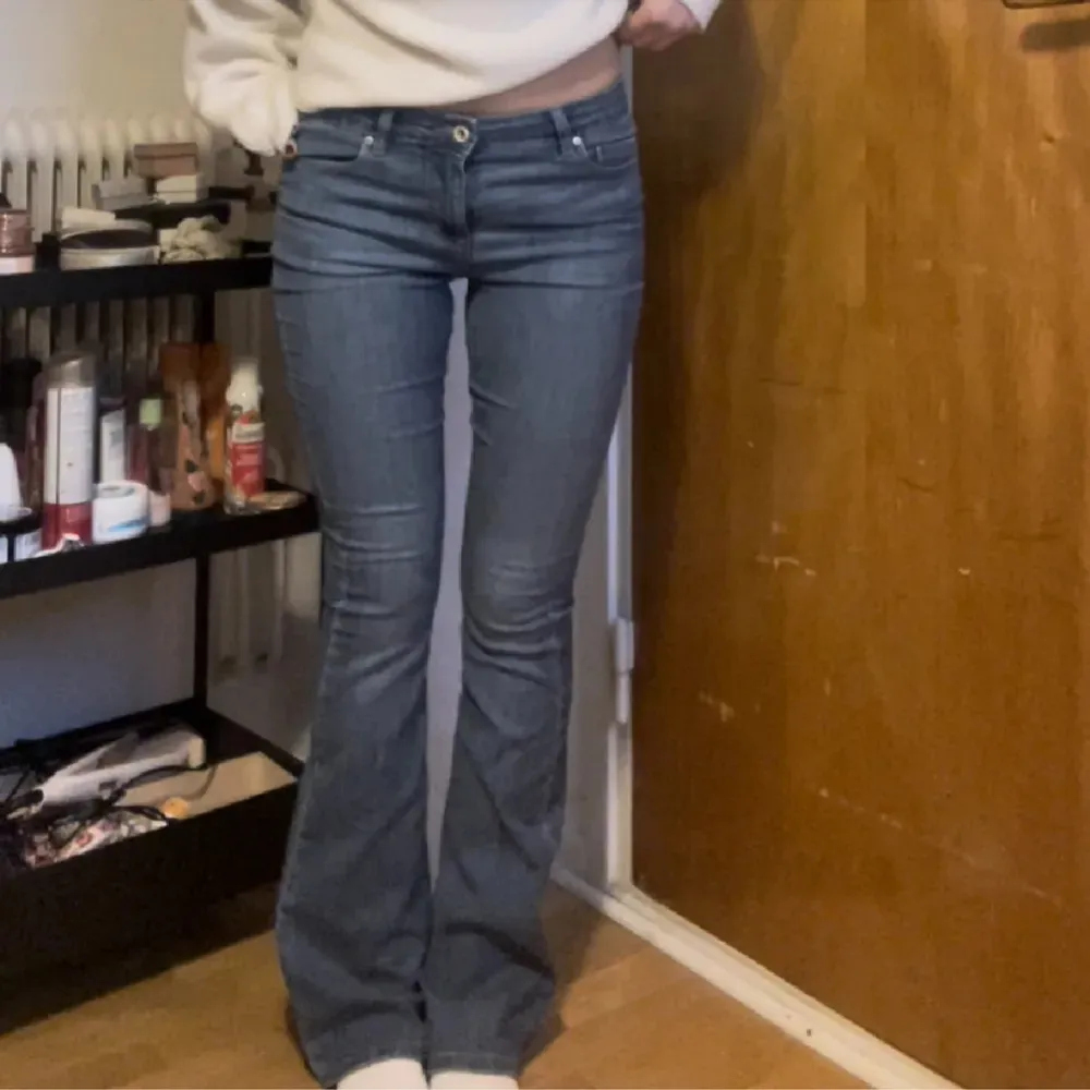Säljer dessa jättesnygga lådmidjade jeans. Midjemått tvärs över ca 34cm och innerbenslängd 81, det går bra att trycka på köp nu💕(Bilder från tjejen jag köpte av). Jeans & Byxor.
