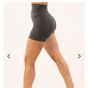 Träningsshorts - Säljer mina Divina Seamless träningsshorts. Använda 2 gånger tidigare. De är i storlek M men jag skulle säga att de sitter mycket tajtare, mer storlek S/XS. Inga defekter överhuvudtaget <3