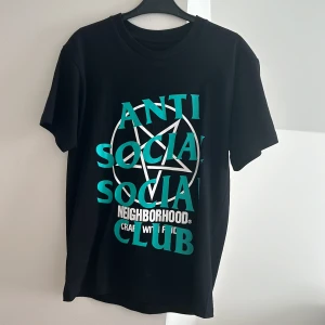 Anti Social Social Club - Köpte denna t-shirt på en auktion. Perfekt skick. Säljer den för att den kmr aldrig till användning 