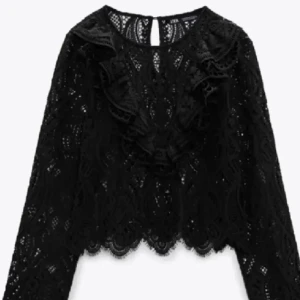 Zara spetstopp - Supersnygg spetstopp från Zara, nyligen köpt här på plick men säljer då den tyvärr inte passa. Nyskick, prislapp kvar❣️ Sista bilden är min, resten är lånade