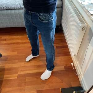 Säljer nu ett par jeans från Replay för 499kr Modell: anbass Storlek: 33 Skick: 8/10