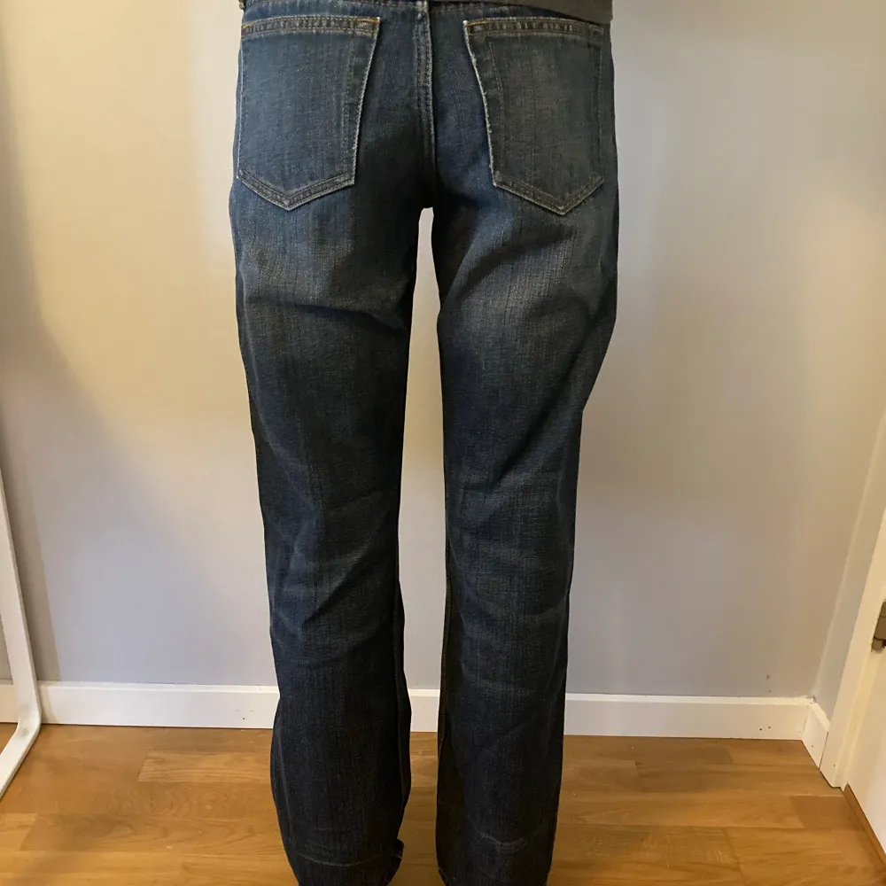 Säljer dessa jättefina jeans ifrån Weekday! 💘 Jeansen är i modellen Arrow low straight och färgen är Marsh blue. Nypriset är 590 kr men säljer för 350 kr. Jeansen är i bra skick! 💘. Jeans & Byxor.