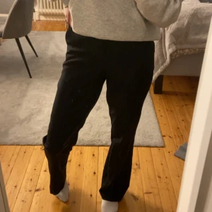 Kostymbyxor ”Vilma” - Kostymbyxor från BikBok i medelhög midja, modellen ”Vilma”. Jätte fint skick! 