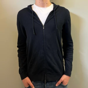 KASHMIR ZIP - Skön stickad marinblå ziptröja från Massimo Dutti i blandning av bomull, silke och kashmir! Den är i väldigt bra skick. Storlek L men sitter som M, skriv för fler funderingar