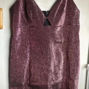 Glittrig klänning - Normal i storlek 