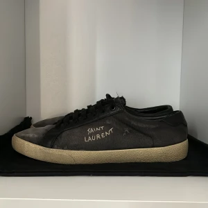 Saint Laurent Court Classic SL/06 - Saint laurent skor i en unik colorway (ljusare i verkligheten). Skick: 8,5/10. Storleken är 44 (EU) - true to size. OBS: slitningar är del av modellen. 🙌