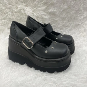 Demonia skor shaker 23 - Säljer dessa skor från demonia, endast använda en gång, strl 38. Original pris 700kr, men jag säljer för 450kr. 