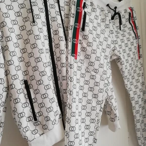 Set - Passar stl S t M på byxor. Upp t L på tröja. 