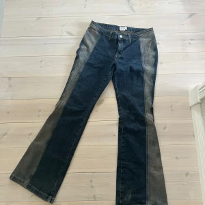 Super coola weekday jeans🌸 - Säljer dessa super coola och helt slutsålda weekday jeans i modellen utopia💞 39cm rakt över och 80cm i innerbens längd❣️Har en annan storlek i jeansen jag har på mig på bilden❣️