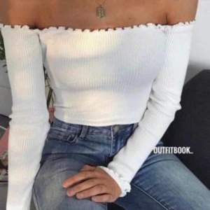 Offshoulder topp - Vit topp från bershka, storlek M men passar mig som är XS. Den är väldigt stretchig. Aldrig använd, endast provad. 