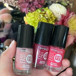 Maybelline fast gel - Tre stycken oöppnade gelnagelack i olika nyanser av rosa som ej kommer till användning  Samtliga nagellack ingår i priset