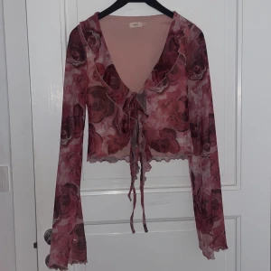 Blus  - En jättefin blandad rosa blus som tyvär inte passar. Använd enstaka gång, då den är i jättefint skick. Från Nelly i storlek Xs. Kontakta vid intresse!