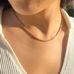 Guldhalsband  - Jättefint guldhalsband. Aldrig använd. Lite för tjock för min smak. Inte äkta! Det står K18 guld på smycket. 39 cm + 5 cm förlängning.