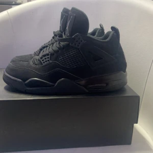 Jordan 4 black cat - Hej tänkte sälja mina jordans för stt jag inte gillar stilen 
