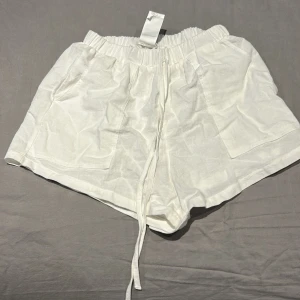 Linne shorts  - Vita linne shorts från SHEIN storlek XS