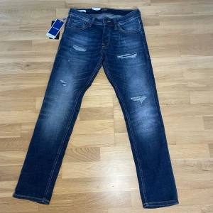 Jack and Jones jeans - Säljer mina helt nya jack and jones jeans i storlek 30/30, SLIM FIT modell. Säljer pga fel storlek. Jeansen har kvar lapparna och jag säljer dem för 399kr! Hör av dig vid minsta lilla fundering👍